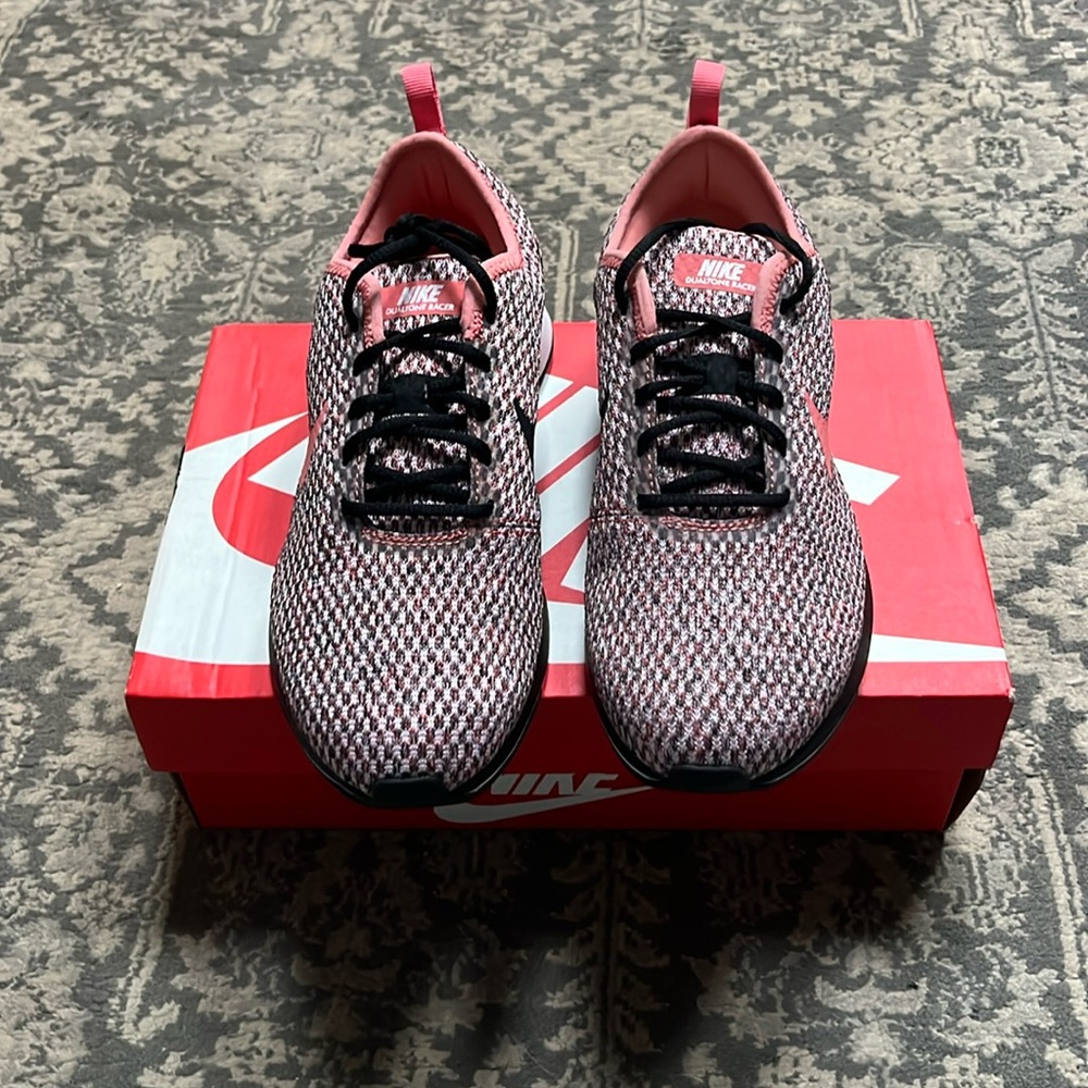 Nike Dualtone Racer SE (GS). Color Black/Sunblush-Arctic Pink. Size 5Y.